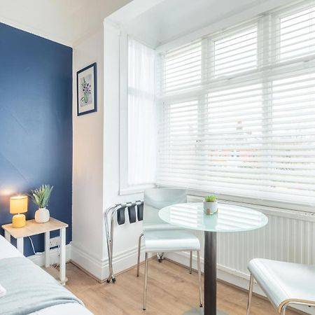 Private Room 4 With Kitchenette By Cb Stays No Minimum Stays CBG Exterior foto